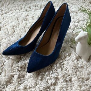 Breckelle’s Navy blue velvet pumps heels super cute evening shoes